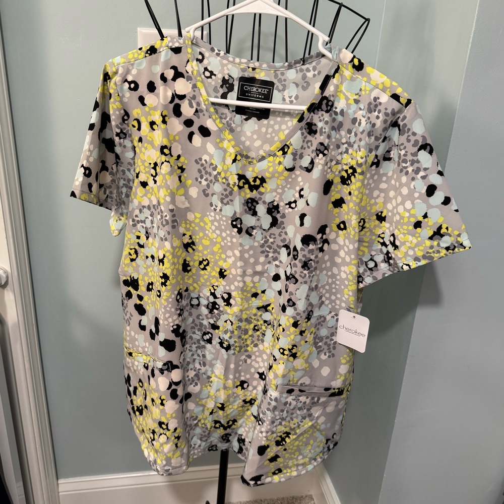 NEW Cherokee Spots gone wild Women’s scrub top Large L V neck Gray Black